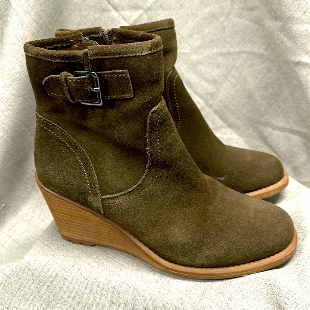 Carlos by Carlos Santana size 9.5 olive green suede ankle wedge boot